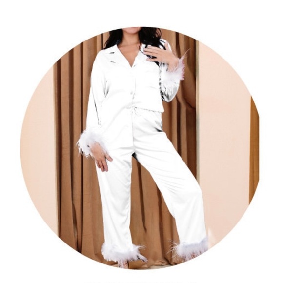 NEVER WORN, BRIDE PIJAMA SET WITH FEATHER - Picture 2 of 8